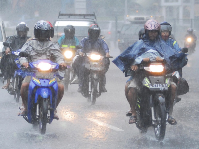 Ruas Jalan Tergenang Air, Jakarta Dikepung Macet