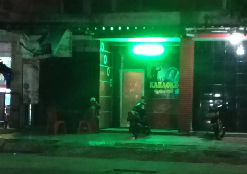 KARAOKE -- Salah satu tempat karaoke di Mutiara Gading Timur, Mustikajaya, Kota Bekasi yang diprotes warga (Ist/Nur)