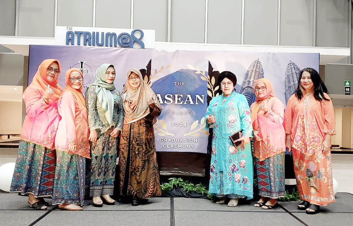 Decy Widhiyanti (baju biru) saat Anugerah Asean Awards di Malaysia. (dok Decy)