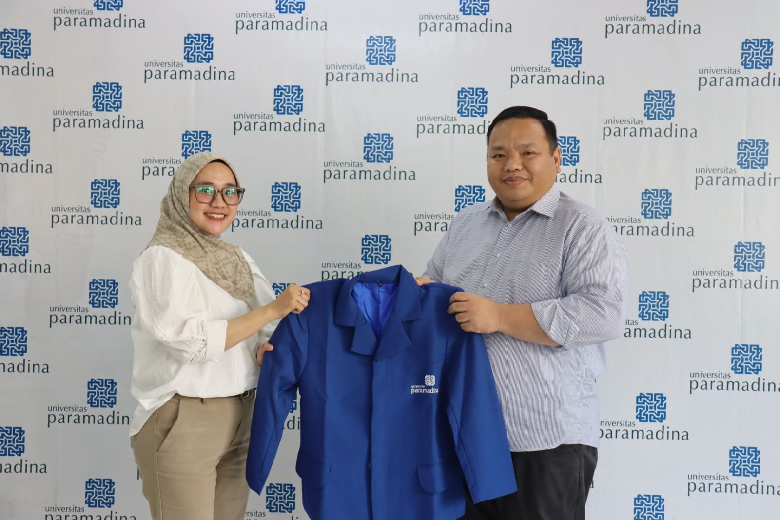 Penyerahan jaket dari Universitas Paramadina kekaryawan PT Transjakarta (foto ist/possore/nur)