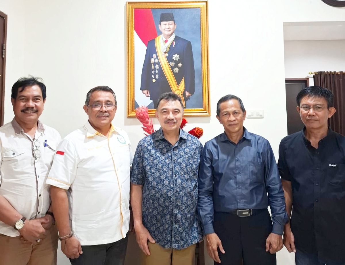 Panitia Turnamen Domino saat audensi dengan Wakil Walikota Bekasi, Abdul Harris Bobihoe (foto Humas PORDI)