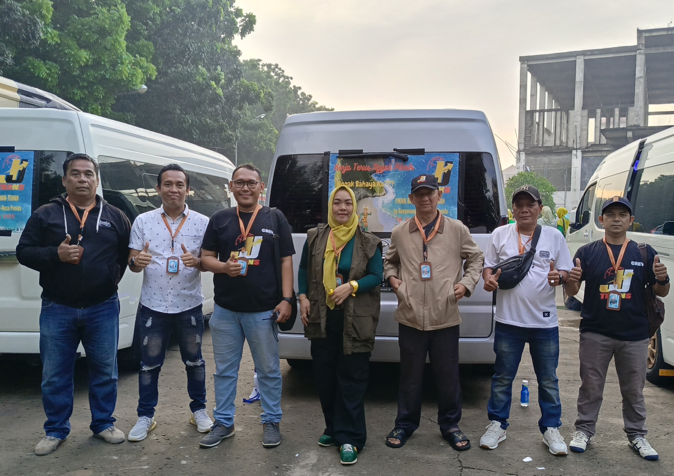 Yeane Cicilia Abidin bersama crew JJ Trans Tour & Travel (foto : Nur/Possore.id)