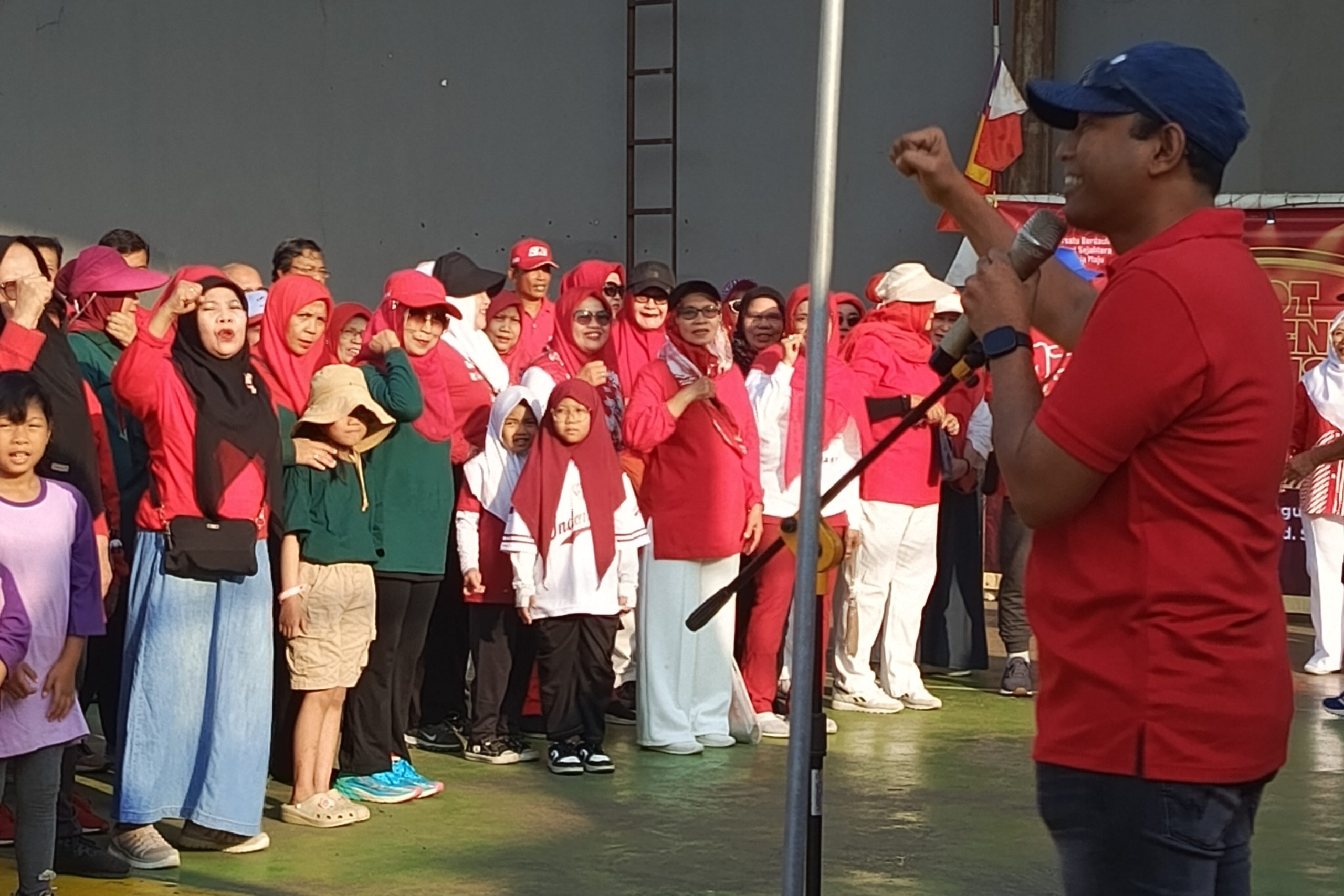 Ketua RW 18 Wisma Jaya Capt Zulkhairi memberi sambutan (foto : Nur/Possore.id)