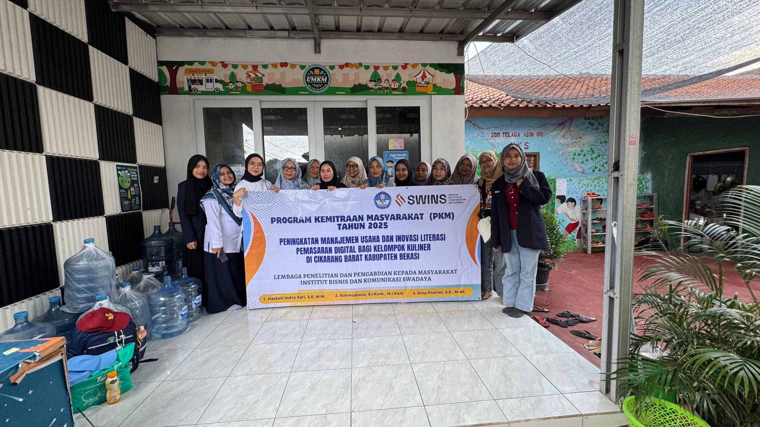 Pelaku usaha ibu rumah tangga tergabung dalam kelompok Warung Sakinah diketuai Sheaffi Dwi binaan Atin Rahmatin Ketua PKK RW setempat (foto Nur/Possore.id)