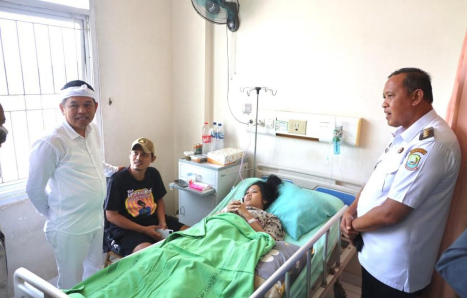 Gubernur Jabar Dedi Mulyadi didampingi Wali Kota Bekasi Tri Adhianto menjenguk korban kecelakaan kereta api (foto Media Center Bekasi)