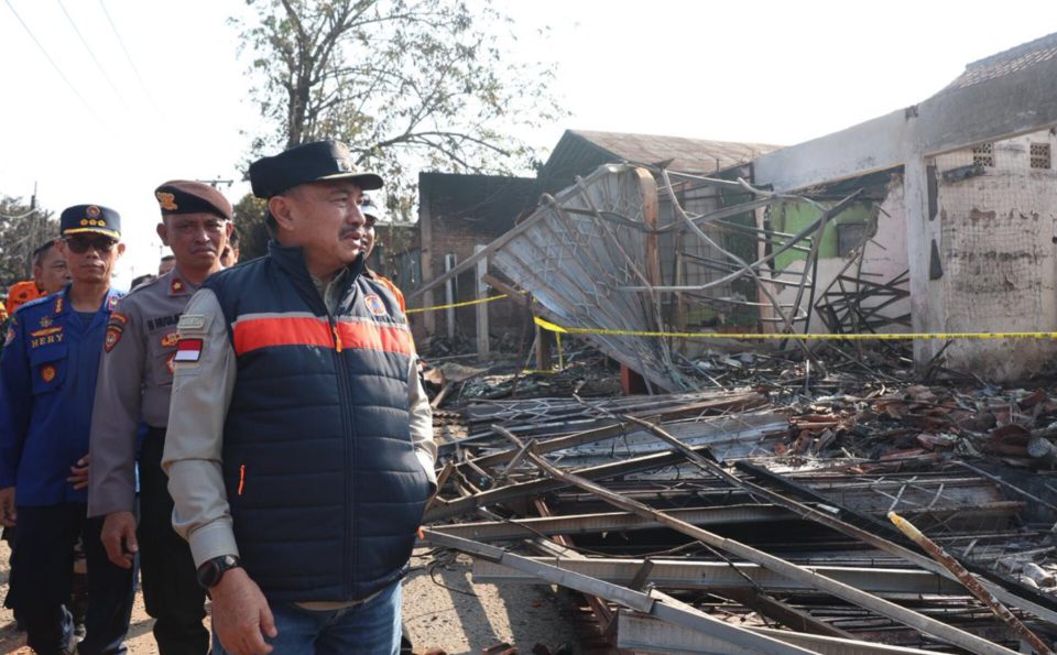 Wakil Wali Kota Bekasi Abdul Harris Babihoe saat meninjau lokasi kebakaran di Cimuning (foto : Humas/Nur/Possore.id)