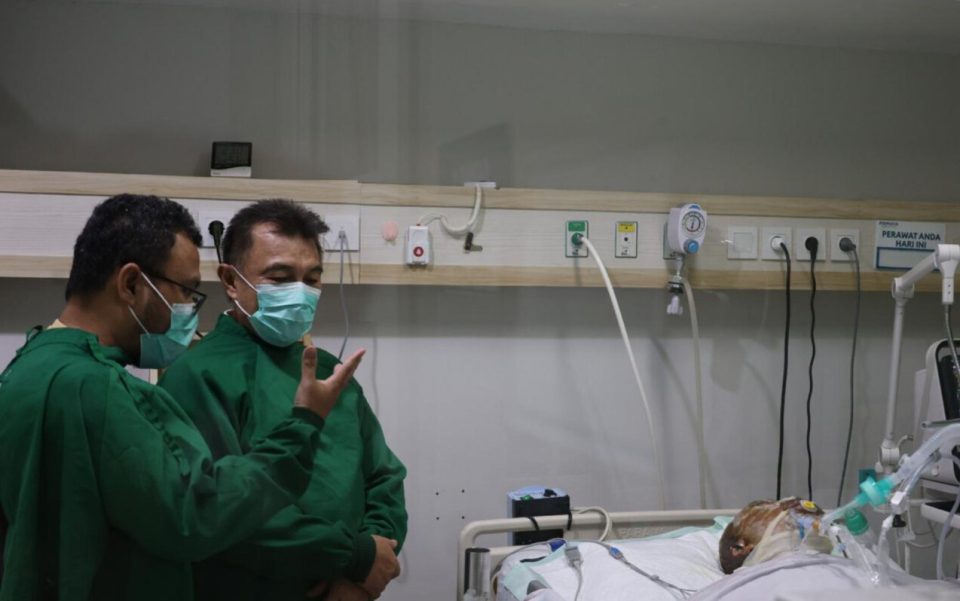 Wawali Bekasi Abdul Harris Bobihoe saat menjenguk korban ledakan Cimuning di RS Primaya Bekasi Timur