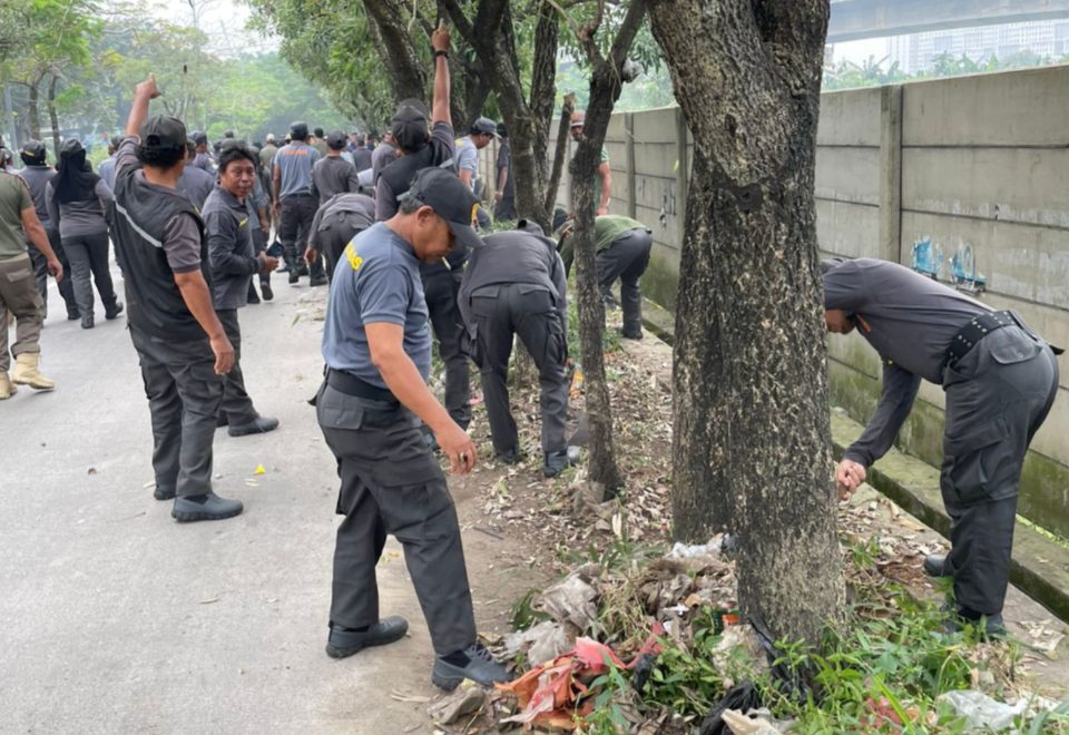 Satpol PP Kota Bekasi sedang gotong royong membersihkan sepanjang Jalan Pangeran Jayakarta (foto Humas/Possore.id/Nur)