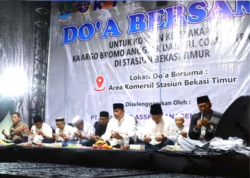 Teks: Wali Kota Bekasi, Tri Adhianto saat menghadiri kegiatan doa bersama korban kecelakaan KA di Stasiun Bekasi Timur (foto : Pemkot Bekasi/Possore.id/Nur).